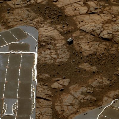 Solar Panels and Paving - Sol 570 (possible True Colors; credits: Dr G. Barca & Lunexit)
Una curiosità: osservate il sasso a forma di parallelepipedo che "emerge" quasi a centro frame. A parte il suo colore (grigio-bluetto), unico ed indefinibile - e "scorrelato" dal resto del paesaggio al quale esso accede -, c'è pure un altro piccolo - ma ben visibile - particolare che rende questo minuscolo rilievo "intrigante": sapreste dire qual'è e perchè si tratta di un dettaglio peculiare?

Per le risposte, usate pure la funzione "commenti". In caso di mancate o errate risposte, le note ulteriori ariveranno tra 24 ore...Buon Lavoro!
Parole chiave: Spacecraft - MER Opportunity - Solar Panel and Surface