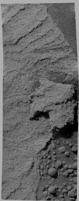 Is this just a "Small Flat Rock"? - Sol 714 (CTX Frame - credits for the additional process.: Dr Marco Faccin - Lunexit Team)
Il particolare è impercettibile, poichè quasi del tutto coperto dalla roccia stratificata che campeggia a centro immagine, sul lato alla Dx dell'Osservatore.
Il particolare, inoltre, è davvero minuscolo (osservatelo in relazione ai Berries che vedete in basso) e quindi ancora più complesso da identificare.
Ma non si tratta, a nostro modesto parere, di un particolare "irrilevante", anzi: potrebbe davvero trattarsi di qualcosa di "Anomalo", a tutti gli effetti.

Vi suggeriamo di osservare questo frame in parallelo con l'elaborazione in Superdefinizione (operata dal nostro Dr Barca) del medesimo particolare, ma in un frame relativo al Sol 708; un frame il quale venne ottenuto da una poszione diversa ed in accordo ad una (profondamente) differente Geometria di Illuminazione.
Guardate bene i due frames e poi chiedeteVi (a bassa voce...): Is There Life On Mars?...
Parole chiave: Martian Surface - Controversial Surface Feature - "The Snake-Head"