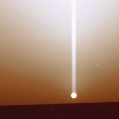 Sunset on Mars, with "lights" in the Sky (1) - Sol 795 (possible natural colors - elab. Lunexit)
Un'ipotesi: e se le due "luci nel tramonto" fossero Deimos e Phobos (visibili grazie ad una esposizione leggermente più lunga la quale fu anche causa, come ovvio, dell'image artifact che domina la porzione superiore del Sole calante)?
Parole chiave: Martian Horizon - Sunset
