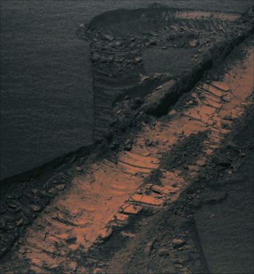 Volcanic Ashes on the way to Victoria (MULTISPECTRUM; credits: Lunexit)
Le sabbie che, secondo la NASA, dovrebbero essere di un colorito uniforme giallo/arancio, in questa nostra elaborazione multispettrale si rivelano invece molto diverse: sembra che una leggera - ma realmente uniforme! - patina di cenere color grigio-scuro abbia ricoperto un buona porzione del paesaggio. 
Ed il colorito giallo/arancio tanto caro alla NASA ed all'Immaginario Collettivo? Ebbene c'è anche quello, ma...occorre scavare un pò (come questo frame ci mostra e dimostra assai adeguatamente).
Ceneri vulcaniche sulla strada per Victoria Crater quindi (come da titolo del quadro)? Forse.
Ma la nostra idea è che questa colorazione potrebbe essere anche l'evidenza di un (relativamente) recente impatto occorso nelle vicinanze dell'area esplorata dal Rover oppure la "memoria storica" di una nuvola di cenere vulcanica trasportata nella pianura di Meridiani da chissà dove.

Non ci sentiamo neppure di escludere, ovviamente, un errore da parte nostra nella fase di processing e colorizzazione (ricordate: anche se il processing impiegato è SEMPRE lo stesso, di quando in quando i risultati CAMBIANO (per motivi a volte chiari - cambio di Filtro/Colore ad esempio - ed a volte per altre ragioni più difficili da stabilire e determinare)!

E la "colpa" (se di "colpa" si può parlare) per questi "piccoli pasticci cromatici" non crediamo che sia sempre tutta nostra. Ed a Buoni Intenditori...
Parole chiave: Martian Surface - Rover Tracks