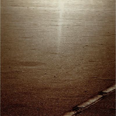 Up-Sun with Low Sun - Sol 921 (Natural Colors; credits: Lunexit)
Da notare, oltre all'evidente effetto prismatico che domina la porzione superiore del frame, il brillante riflesso che "emerge" dal terriccio schiacciato dalle ruote del Rover. 
Svariati Ricercatori ed Appassionati "Borderline", ritengono che l'albedo del terriccio compresso dalle ruote del Rover (un fenomeno che, come saprete, si verifica anche con Spirit, ma che nella Regione di Gusev è di gran lunga meno eclatante ed evidente) possa costituire una valida prova della presenza di ghiaccio d'acqua già negli strati sub-superficiali di Meridiani.

Può essere. 
D'altronde lo ha detto anche la NASA che, in determinati periodi dell'anno ed in certe ore del giorno, un fenomeno di "velatura" del suolo con una sottilissima pellicola d'acqua si può anche verificare.

Ma la realtà è che, a seguito della compressione della Superficie di Meridiani (in QUALSIASI periodo dell'anno ed a QUALSIASI ora del giorno), il fenomeno che vediamo assai chiaramente in questo frame si verifica SEMPRE.
Ergo, delle due l'una: 

1) o la Superficie (e la sub-Superficie) di Meridiani sono PERENNEMENTE intrise di ghiaccio d'acqua (a prescindersi dalla Stagione e dall'ora), o

2) il fenomeno che osserviamo NON E' correlato alla presenza di acqua/ghiaccio d'acqua, bensì alle caratteristiche mineralogiche della Superficie compressa (la quale, tuttavia, è poverissima di quarzo e di altri minerali vetrosi).
Parole chiave: Martian Surface - Rover Tracks