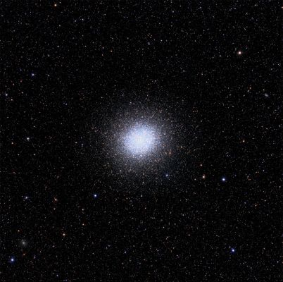 Omega Centauri
Dedichiamo questo splendido frame alla Memoria dell'Amico e Collega, Dr Claudio Massidda, nell'undecimo anniversario della sua tragica e prematura scomparsa.

Sempre con infinito affetto, Paolo C. Fienga e gli Amici di Lunar Explorer Italia.

"Deorum Manium jura sancta sunto"

All'ombra de' cipressi e dentro l'urne
confortate di pianto è forse il sonno
della morte men duro? Ove piú il Sole
per me alla terra non fecondi questa
bella d'erbe famiglia e d'animali,
e quando vaghe di lusinghe innanzi
a me non danzeran l'ore future,
né da te, dolce amico, udrò piú il verso
e la mesta armonia che lo governa,
né piú nel cor mi parlerà lo spirto
delle vergini Muse e dell'amore,
unico spirto a mia vita raminga,
qual fia ristoro a' dí perduti un sasso
che distingua le mie dalle infinite
ossa che in terra e in mar semina morte?
Vero è ben, Pindemonte! Anche la Speme,
ultima Dea, fugge i sepolcri: e involve
tutte cose l'obblío nella sua notte;
e una forza operosa le affatica
di moto in moto; e l'uomo e le sue tombe
e l'estreme sembianze e le reliquie
della terra e del ciel traveste il tempo. 

Ugo Foscolo - "Dei Sepolcri"

Parole chiave: From Earth Images - Professional Images