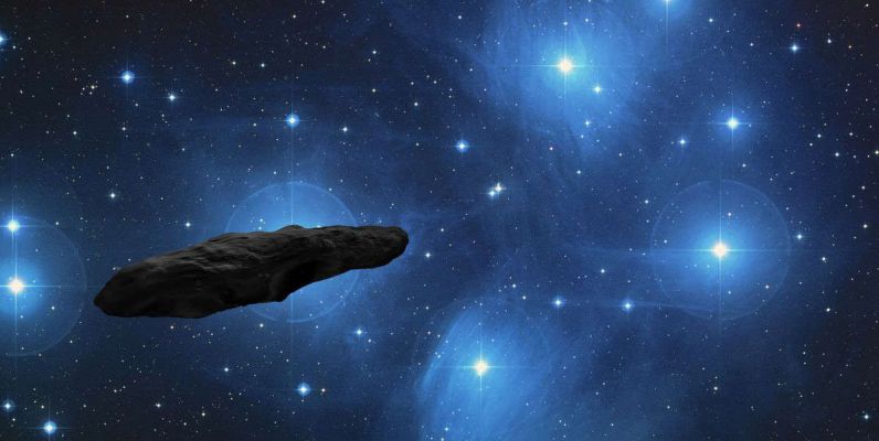 Oumuamua (Artistic Impression) - Fonte MSN News
"Se siete appassionati di teorie sugli Extraterrestri allora Vi invitiamo a rimanere su questo articolo perché ne leggerete delle belle (dove belle non significa convincenti, o particolarmente logiche, ma sicuramente BELLE). Questa storia inizia così: nel 2017 uno strano oggetto piatto e nero è entrato nel nostro Sistema Solare. 
È stato chiamato Oumuamua, che in lingua hawaiana significa "Messaggero che arriva per primo da lontano". 

Che cos'era? Classificato come 2017 U1 è il primo Asteroide Interstellare che abbiamo mai osservato. Un oggetto teorizzato da anni ma che solo poco tempo fa ci si è palesato di fronte. Naturalmente non tutti lo hanno visto come un "semplice" asteroide proveniente da qualche parte là fuori. Numerosi studiosi, anche illustri, lo hanno visto in altro modo. Ad esempio Avi Loeb, professore ad Harvard, sostiene che esso sia un artefatto alieno.

Oggi nel 2021 succede qualcos'altro, un evento che molti ufologi e appassionati di extraterrestri stanno seguendo appassionatamente, ovvero il rapporto che il Pentagono ha consegnato riguardo ai fenomeni UAP, ovvero i fenomeni aerei non identificati. Questo rapporto parla di molti oggetti non identificati che potrebbero essere riconducibili a velivoli russi o cinesi che non abbiamo riconosciuto, oppure altro... in sostanza non sono stati esclusi i vecchi cari UFO.
Ora queste due grossi eventi si prestano molto facilmente a speculazione e diciamo che per essere onesti non lasciano molto spazio a reali e probabili presenze da altri mondi. Sicuramente è molto più probabile che siano un Asteroide Interstellare da un lato e qualche spia di altri paesi dall'altro. 
Per fortuna però qualcuno ci ha messo un po' di pepe e ha provato a unire queste teorie, formandone una spettacolare da grande film di fantascienza. 
Secondo questa teoria tutti questi fenomeni aerei non identificati si sarebbero risvegliati in questo periodo proprio di seguito al passaggio di Oumuamua, che sarebbe una sorta di sonda mandata ad accendere oggetti messi sulla Terra o intorno ad esse in precedenza. Proprio come nell'opera La guerra dei mondi, gli alieni vengono svegliati da una pioggia di fulmini, ma loro si trovavano già sotto terra da millenni, in attesa del segnale". 
Parole chiave: Oumuamua