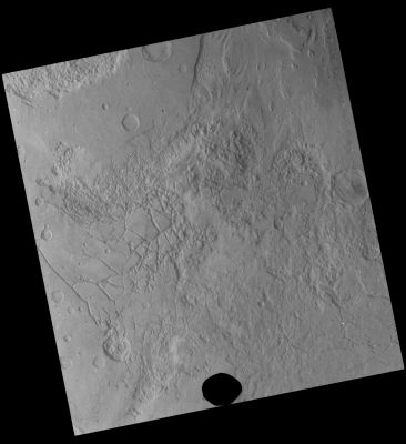 Phobos over Iani Chaos (frame Viking: 34553639)
Image Id:	451A06
Center Latitude:	-1.945031°
Center Longitude:	341.82642°
Solar Longitude:	331.55576°
Local Solar Time:	18.7825
Sample Resolution:	0.349275 km
Solar Incidence Angle:	65.52523°
Emission Angle:	17.508633°
Orbit:	451
Image Time:	1977-09-11 T16:09:49Z
Spacecraft:	VIKING_ORBITER_1
Image Number:	34553639
Filter Name:	CLEAR
Exposure Duration:	0.01697s
Line Resolution:	0.366696 km
Aspect Ratio:	1.049878
Phase Angle:	83.01045°
Slant Distance:	13711.231 km
Sun Azimuth:	90.210976°
Gain Mode ID:	HIGH
Flood Mode ID:	ON
Offset Mode ID:	ON
Target Name:	MARS
Mission Phase:	EXTENDED_MISSION
Note:	PHOBOS TRANSIT SEQUENCE
North Azimuth Angle:	191.46452°
Instrument:	VISUAL_IMAGING_SUBSYSTEM_CAMERA_B
Parole chiave: Mars from orbit