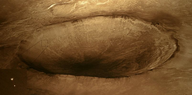 The Descent of Phoenix, from MRO - Sol 0 (MULTISPECTRUM; credits: Lunexit)
Caption NASA:"MRO's HiRISE camera acquired this dramatic oblique image of Phoenix descending on its parachute. Shown here is a a wider view of the full image, showing a 10 Km diameter crater informally called “Heimdall,” and an improved full-resolution image of the parachute and lander (in the inset). 

Although it appears that Phoenix is descending into the crater, it is actually about 20 Km in front of it. It is difficult to believe that it is in front of the crater because it is so much smaller, but in reality it is, and that's a good thing because landing on the steep rocky slopes of the crater would have been far too exciting (or risky). 

Images from the lander clearly show that it sits on a flat plain, although the rim of Heimdall may be visible on the horizon. Given the position and pointing angle of MRO, Phoenix is at about 13 Km above the surface, just a few seconds after the parachute opened. 
This improved image shows some details of the parachute, including the gap between upper and lower sections. At the time of this observation, MRO had an orbital altitude of 310 Km, traveling at a ground velocity of 3,4 Km/second, and a distance of 760 Km to the Phoenix lander. 

The image was rotated to a position that seems approximately parallel to the horizon based on the elongation of Heimdall Crater, but this is not exact. Thus, although Phoenix appears to hang from the parachute at an angle, as if swaying in the wind, the exact geometry has not yet been determined. The parachute image is very sharp as its apparent motion was straight down the HiRISE TDI (Time Delay Integration) columns. However, the surface of Mars was moving at an angle to the TDI columns, and thus is smeared by a few pixels, although the smear is not apparent at the reduced scale of the image shown here. 

The Sun is almost directly behind HiRISE, so the parachute should be casting a shadow onto the slope of the Crater, but we cannot determine which of many dark spots is the shadow until a detailed geometric analysis has been completed". 
Parole chiave: Mars from orbit - Craters - Heimdall Crater and Phoenix