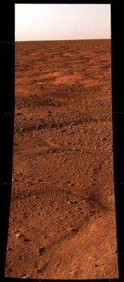 The Surface of Vastitas and the Sky above - Sol 1 (Photocomposite; RAW Color Data; credits: Dr M. Faccin)
Questa immagine è una fotocomposizione in colori "RAW", ossìa interpretando le informazioni-colore contenute nel frame e SENZA applicazione di filtri e procedimento MULTISPECTRUM. Probabilmente, le prime immagini a colori "false" ed "approximate true" Made by NASA, saranno simili a questa (una conclusione ovvia anche perchè, come potete vedere bene Voi stessi, l'Immaginario Collettivo non viene disturbato da questo tipo di colorizzazione: il Pianeta Rosso, infatti ed anche nella Regione di Vastitas, appare ancora del suo tipico colorito arancio-mattone con sfumature ruggine e giallo chiaro: il colore, ribadiamo, dell'Immaginazione). 

Ma Marte NON E' esattamente così, come ormai sappiamo bene tutti... 
Parole chiave: Martian Horizon - Vastitas Borealis