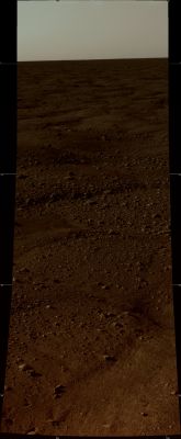 Good-Evening Phoenix! - Sol 1 (True Colors and MULTISPECTRUM; credits: Lunexit)
L'immagine non è particolarmente suggestiva o impressionante, ma è piuttosto chiara (forse leggermente sfuocata, ma non sapremmo dire se si tratta di O.A. oppure di una calibrazione ancora imperfetta degli strumenti di ripresa di Phoenix) e ci mostra il suolo della Regione Marziana nota come Vastitas Borealis: Regione di "poligoni", terreni e crateri ghiacciati e, forse, di piccoli "laghetti" (abbiamo diverse immagini MRO che mostrano rilievi circolari ad albedo elevatissima, ergo rilievi coerenti con l'idea di laghetti gelati). Che dire? Grandissimi complimenti alla NASA, al Phoenix Lander Team ed a Lunar Explorer Italia che è stata la prima Libera Associazione di Ricerca in Europa (e, riteniamo, al Mondo) a mostrare gli "early frames" ottenuti da Phoenix in versione "a colori" (True e Natural, con trattamento Multispettrale). Bravi tutti.

Ed ora, vediamo che cosa accadrà nei prossimi Soles...
Parole chiave: Martian Horizon - Vastitas Borealis