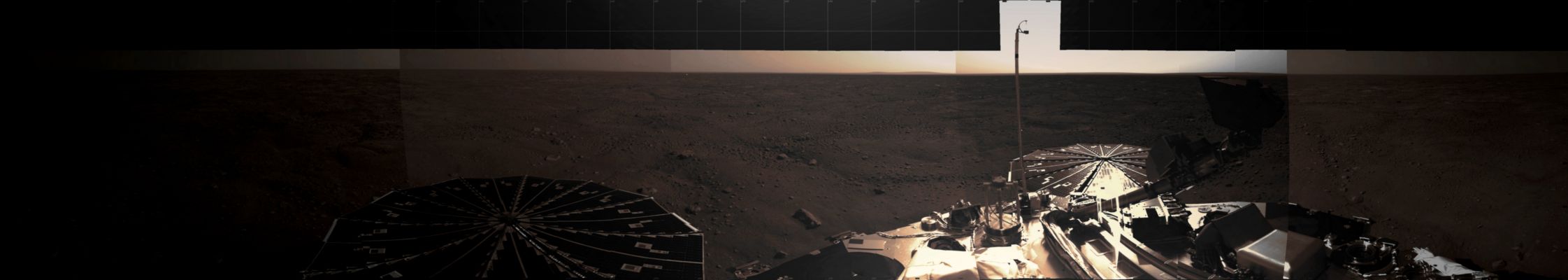 Dark Arctic Panorama (MULTISPECTRUM; credits: Lunexit)
Notizia dell'ultima ora: malfunzionamento di alcuni circuiti del Phoenix Lander. Il Sito NASA dedicato è, al momento, non raggiungibile.
Ricerca di "Interesse e Pathos" o "Problema Reale Grave"? Pubblicheremo le novità non appena possibile.

Caption NASA:"Typical view if you were standing on Mars and slowly turned around for a look. Starting at the North, SSI sees its shadow and turns its head viewing Solar Arrays, the Lander Deck and landscape. Note very few rocks on the hummocky terrain and network of troughs, typical of Polar Surfaces here on Earth".
Parole chiave: Martian Panorama - Vastitas Borealis