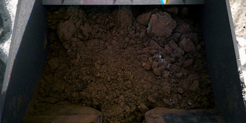 ICE!!!!! - Sol 7 (True Colors; credits: Dr Marco Faccin)
Un giusto tributo alla grandissima Professionalità e Competenza del nostro Compagno di Viaggio, il Dr Marco Faccin. Il frame n. 18000 che viene pubblicato sulle pagine di Lunar Explorer Italia costituisce l'Evidenza Oggettiva di quello che già in tantissimi (NASA inclusa, riteniamo) si aspettavano: tracce di ghiaccio nel terriccio di Vastitas, appena raccolto dalla paletta posta sul Robotic Arm (RA) di Phoenix.
Questa "Evidenza", praticamente "invisibile" in un frame in b/n, emerge in tutta la sua spettacolare bellezza e chiarezza nel frame processato in Colori Veri. Guardate: frammenti di ghiaccio d'acqua (sembra nevischio, addirittura) di un bel colorito bianco/azzurro, si mostrano evidenti nel "terriccio" (umido: certo non si tratta di aride e gelide "sabbie"!) di Vastitas Borealis.

Ma lasciamo parlare il bravissimo Marco:"...sul lato Dx della paletta si notano delle formazioni ghiacciate - non è "terriccio bianco" - (nè agglomerati di cristalli di sale, aggiungiamo noi!) mentre all'interno, invece, si nota del terriccio che è rimasto appiccicato alle pareti della paletta stessa. Appiccicato, ergo: quel terriccio deve essere umido! Inoltre, si noti che il terriccio contenuto nella paletta NON E' UN BLOCCO COMPATTO DI TERRENO CON CRISTALLI DI GHIACCIO (rectius: con degli agglomerati di cristalli): al contrario! Esso appare "frammentato" ed "agevolmente frammentabile"!

Ora questa evidenza fotografica potrebbe dimostrare che il terreno NON E' - in effetti - del tutto ghiacciato e "tutt'uno con il ghiaccio d'acqua" (la quale agirebbe come "elemento compattante")! 
NO!
In effetti si potrebbe anche pensare che l'acqua che esso contiene, una volta che viene "smosso" (e quindi l'acqua viene portata in superficie), ghiacci!!! 

Insomma (ed in altre parole): questo terreno ha già, al suo interno, dell'acqua allo stato liquido e/o semi-liquido. Un'acqua che, una volta a contatto con l'atmosfera, ghiaccia, formando dei "grumi".
Domanda: è possibile che lo strato di terriccio che ricopre il " liquido" funga da isolante termico?...".

Risposta: SI, è possibile. In teoria (e, sembra, anche in pratica) è possibile.

Così come è possibile che noi abbiamo davanti agli occhi la prima EVIDENZA OGGETTIVA che Marte, nella sua sub-superficie, non sia affatto "gelido", ma "temperato" (ergo idoneo a mantenere l'acqua allo stato di una - almeno - semi-liquidità); ed inoltre (va detto per completezza di informazione) abbiamo davanti anche l'evidenza oggettiva del fatto che l'atmosfera di Marte, se non altro nelle Regioni presso-Polari, è gelida. Ma questa non ci sembra una grandissima notizia...

Ed ora pensate: se gran parte dello strato sub-superficiale di Marte (dell'INTERO Pianeta Marte) fosse EFFETTIVAMENTE INTRISO di ghiaccio d'acqua (o di acqua vera e propria), come fare ad escludere che esistano delle Forme Vitali (magari anche solo Vegetali) Indigene (ad es.: muschi, licheni, alghe et sim.) nelle sue Regioni Temperate (Regioni Equatoriali e Peri-Equatoriali)? 
Insomma: se anche nelle Regioni presso-Polari di Marte l'acqua, nei suoi strati sub-superficiali, rimane in uno stato di semi-liquidità, che cosa dire, allora, di quello che "potrebbe" accadere nelle Regioni "istituzionalmente calde" (e specie nei mesi che vanno dalla tarda Primavera alla piena Estate)?!?

Acqua su Marte? Signori, la PROVA E' DAVANTI A VOI!

Un complimento davvero Grandissimo e Congratulazioni al Dr Faccin, per lo splendido Lavoro svolto (con grande anticipo rispetto ai "Fenomeni" della NASA e della University of Arizona)!
Parole chiave: Martian Soil - Ice