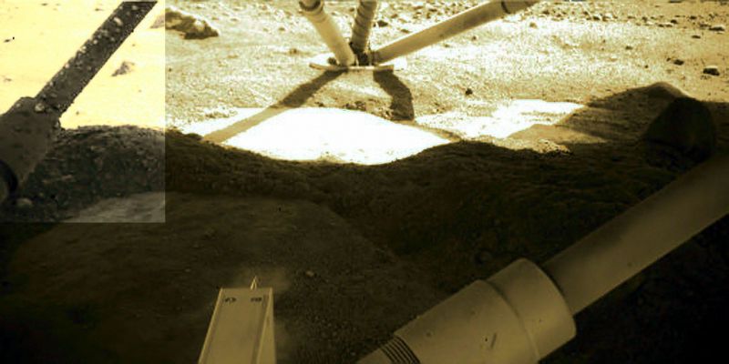 Ice on the Lander - Sol 7 (false colors; credits: Dr M. Faccin)
Esiste del "ghiaccio superficiale" (e frammisto a terriccio) sull'area di Landing della Sonda Phoenix? Beh, a giudicare da quanto si vede in questo frame e nei due detail mgnf che seguono (tutti realizzati dal Dr Faccin), la risposta non può che essere "SI". Certo che c'è ghiaccio.
I retrorazzi che hanno regalato una quieta discesa ed un soft-landing alla Sonda Phoenix hanno - a quanto pare - liquefatto un grande quantitativo di ghiaccio superficiale; lo hanno trasformato in vapore acqueo e questo, dopo aver "accarezzato" alcune componenti situate nella porzione inferiore del Lander, si è poi rapidamente ricongelato, lasciando quelle "bollicine" (una sorta di mini-escrescenze) che tanto bene si vedono in questi frames.

Dunque, se il discorso delle "Evidenze Oggettive" ha un senso, qui abbiamo un'altra Evidenza Oggettiva del fatto che la superficie di Vastitas (o, se non altro, quella della zona in cui è avvenuto il Landing di Phoenix) è effettivamente ricca di ghiaccio ANCHE superficiale. E perchè non lo si vede nei frames panoramici? Perchè è FRAMMISTO al terriccio di Vastitas!

Che dite? Vi piace la "teoria"? Chissà quanto ci metteranno gli Amici di Pasadena prima di avanzare questa ipotesi...

Complimenti e CONGRATULAZIONI, ancora una volta, al Dr Faccin!
Parole chiave: Spacecraft - Phoenix Lander - Landing Pad