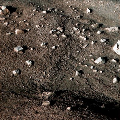 The soil of Vastitas Borealis - Sol 8 (Natural Colors + MULTISPECTRUM; credits: Dr Gianluigi Barca & Lunexit)
Due annotazioni: 1) come aveva già notato il nostro Caro Amico e Socio, Sig. Canobbio, sulla pianura dove Phoenix è scesa non si è ancora riusciti ad individuare alcun "Martian Berry", o "Frutto di Bosco Marziano". 
Un fatto, questo, piuttosto curioso e che ci riporta alla nostra vecchia idea (che sarà pure "estrema" e "fantasiosa"...ma a noi piace!) secondo cui i "Martian Berries" non sono affatto "sferule di roccia" le quali sono il risultato di processi vulcanici ed eolici, bensì "fossili" di quelle che potevano essere delle Forme Vitali Indigene che abitavano l'Oceanus Meridiani (oggi: Meridiani Planum). Un Oceano Equatoriale, con clima e caratteristiche ben diverse dalla Regione Nordica di Vastitas. Pensateci sopra...
2) il nostro color processing fa "emergere" costantemente delle aree verdastre, le quali sembrano ricoperte di licheni di un qualche tipo. Aree verdastre che, nel color processing NASA, scompaiono (anzi: proprio non esistono!).  Avete delle opinioni in merito?!?
Parole chiave: Martian Surface - Small Rocks and Pebbles