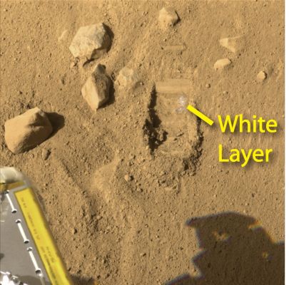 Too Little and Too Late: ICE on Mars, according to NASA - Sol 9 (Approximate Colors; credits: NASA/JPL/Univ. of Arizona - Texas A&M)
E ancora una volta la NASA (la GRANDE NASA!) arriva in ritardo. Addirittura con quasi un giorno pieno di ritardo! Il "White Layer" che vedete qui indicato, infatti, è stato anticipato da Lunar Explorer Italia nella giornata di ieri e la NASA, con frame analogo a questo, ma con "bad processing" aveva già mostrato questo frame due giorni fa, MA SENZA IL WHITE LAYER! Se ricordate - ma potete verificarlo semplicemente - noi abbiamo usato questo frame NASA per costruire un mini-collage e mostrarVi la netta differenza esistente fra il Processing Lunexit (con e senza MULTISPECTRUM) ed il Processing NASA (tendenzialmente produttivo di quadri monocolori).

Che dire? Come "suggerisce" il titolo che abbiamo dato a questo quadro, una bella dedica alla NASA, alla University of Arizona ed alla Texas A&M: "troppo poco e troppo tardi"!...(specie considerando, giova ripeterlo, le "professionalità" ed i "mezzi" che gli Amici Americani si ritrovano...)
Parole chiave: Martian Surface - Possible Ice Spot