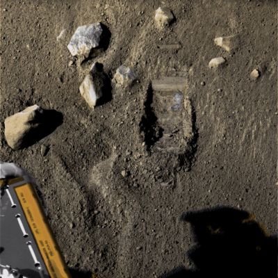 The "White Layer" of Ice, according to Lunexit - Sol 9 (Superdefinition; credits: Dr Gianluigi Barca)
Inutile "nascondersi" dietro ad un dito e, almeno in questo caso, permetteteci di dirVi una cosa senza ostentare falsa modestia: la qualità del Color Processing Lunexit è ENORMEMENTE SUPERIORE alla qualità del Color Processing NASA. 

Il merito di questo straordinario risultato è dei nostri due Amici e Colleghi, Drr Gianluigi Barca e Marco Faccin, ai quali vanno i nostri più grandi e sinceri COMPLIMENTI (e se gli Amici di Pasadena avessero un pizzico di umiltà e buon senso, avrebbero già dovuto smetterla di pubblicare le loro orribili immagini in "approximate colors", sul cui senso logico e cromatico si stanno già interrogando davvero in tanti...Anche in USA!).
Parole chiave: Martian Surface - Possible Ice Spot