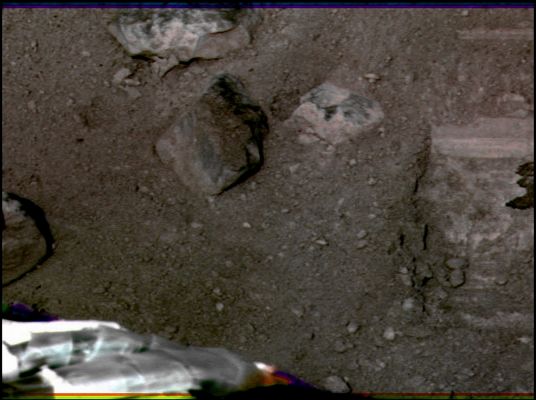 Oxidation, Evaporation or Sublimation? - Sol 13 (Superdefinition; credits: Dr M. Faccin)
Curioso...La Macchia Bianca, che nei giorni scorsi ci ha tanto intrigato, ora sembra essere diventata una "chiazza nera", per altro assai ben definita.
Questo cambiamento sarà attribuibile ad un errore umano (un errore nostro, nella fattispecie) occorso durante l'additional processing, oppure è stato proprio il nostro additional processing ad aver messo, di fatto, in luce un comportamento "curioso" da parte di un elemento che, sintanto che era confinato nel sottosuolo di Marte, aveva determinate caratteristiche (exx: di colore e consistenza) e che poi, una volta portato alla luce (e messo a contatto con la "difficile" atmosfera del Pianeta), è "mutato"? 

E se fosse stato effettivamente del ghiaccio, la "chiazza scura" che vediamo adesso che cosa dovrebbe rappresentare? 
Forse il residuo di una evaporazione o di una sublimazione? 

E se invece si trattasse di una ossidazione? "Che cosa" si sarebbe potuto ossidare?...

Domande, domande, domande...
Parole chiave: Martian Surface - The "ex-White Spot" - Controversial