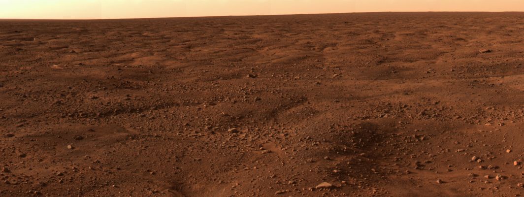 Vastitas Borealis - Sol 14 (credits: NASA/Univ. of Arizona)
L'immagine è suggestiva, la definizione è ottima (i "poligoni" ed i piccoli "canali" che caratterizzano questa Regione sono chiaramente distinguibili), ma - come sempre - non ci siamo proprio sui colori.

Ma state tranquilli: non Vi annoieremo raccontandoVi delle cose già dette mille volte. La "morale" è che Marte è il "Pianeta Rosso" nell'Immaginario Terrestre e quindi, anche se "n" evidenze ci dicono che la sua superficie presenta innumerevoli nuances e colorazioni diverse ed ulteriori alla dominante arancio/gialla, la NASA continua ad usare questo cliché.
E va bene: vuol dire che se "loro" continuano ad "alterare" Marte, noi continueremo a riportarlo alla sua "naturale ed autentica" bellezza (una bellezza che "contiene" il rosso e l'arancio, ma che certo non si esaurisce in essi).
Parole chiave: Mars Panorama - Vastitas Borealis