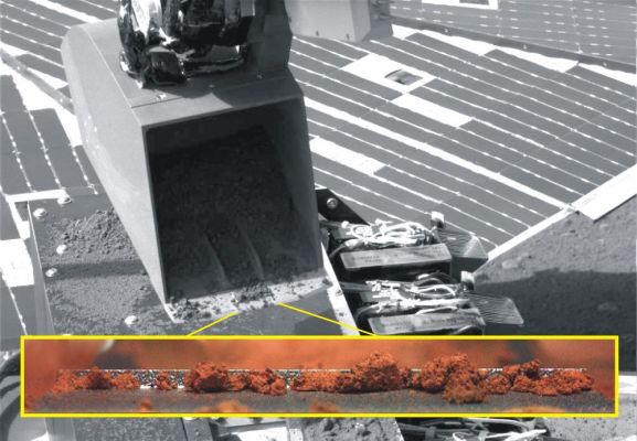 Thanks for Copying US!
Caption NASA:"This image shows a microscopic view of fine-grained material at the tip of the Robotic Arm Scoop as seen by the Robotic Arm Camera (RAC) aboard NASA's Phoenix Mars Lander on June 20, 2008, the 26th Martian Day, or Sol, of the mission. 
RAC scientists took this image at a resolution of 30 microns by rotating the scoop to within 11 millimeters of the camera's front lens and refocusing the camera to macro focus. The image shows small clumps of fine, fluffy, red soil particles collected in a sample called 'Rosy Red'. 
The sample was dug from the trench named 'Snow White' in the area called 'Wonderland'. Some of the Rosy Red sample was delivered to Phoenix's Optical Microscope and Wet Chemistry Laboratory for analysis. 
The RAC provides its own illumination, so the color seen in RAC images is color as seen on Earth, not color as it would appear on Mars".

Nota Lunexit: questo frame, pubblicato sul Planetary Photojournal in data 26 Giugno 2008, è un'evidente scopiazzatura - materiale e concettuale - del Lavoro svolto dal Dr Faccin e pubblicato su Lunexit in data 24 Giugno 2008 (il Lavoro del Dr Faccin è due frames prima di questo). Siamo indecisi tra l'essere "onorati" e l'essere "furenti" (EUFEMISMO!!!). Voi che cosa suggerite?!?...
Parole chiave: Spacecraft - Phoenix Lander - Scoop with dirt and Solar Panels
