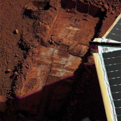 The "Trench" - Sol 51 (Superdefinition and natural - but enhanced - colors + MULTISPECTRUM; credits: Dr M. Faccin & Lunexit)
E' attraverso questa spettacolare elaborazione (curata ancora una volta dal nostro Marco Faccin) dell'immagine della "trincea" scavata da Phoenix, che possiamo vedere quello che la NASA fa una "gran fatica" a mostrarci: le "strisce biancastre" che giacciono sul fondo della medesima.
Che cosa sono? Evidenze di sale o tracce di umidità residua?

E' evidente che da una semplice fotografia (la quale, per altro, vista la scarsissima qualità dei frames NASA-RAW, è stata pesantemente processata in Superdefinizione e quindi ricolorizzata adottando il procedimento multispettrale) NON SI PUO' risalire alla Verità Assoluta e Garantita al 100%. Solo un bugiardo o una persona in malafede potrebbe dire "questa è la Verità". 

Noi, da parte nostra, Vi possiamo dire solo una cosa: questo è il processing addizionale più sicuro (nel senso di non produttivo di image-artifacts) e più raffinato (visti i mezzi disponibili) che abbiamo. 

Questo è il risultato che ne deriva: si tratterà di sali, di ghiaccio, o di umidità residua? Giudicate Voi.
Parole chiave: Martian Surface - Possible Ice Spot