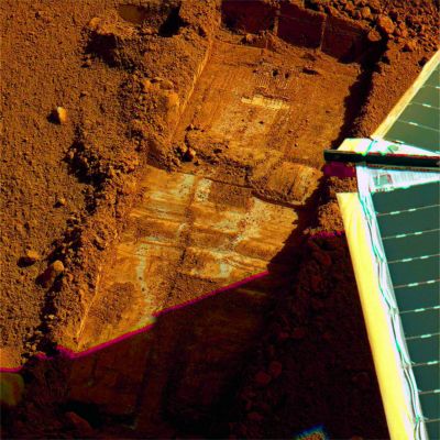 The "Trench" - Sol 51 (Superdefinition on pure RGB-channels - credits: Dr M. Faccin)
Ecco, grazie ad un ennesimo e spettacolare Lavoro del Dr Faccin, il risultato visivo dato dalla Superdefinizione a cui si accompagna l'elaborazione in "RGB Puro": nessun procedimento additizionale di "pulizia" dell'immagine e nessun MULTISPECTRUM Processing.

Notate le sfumature e le leggere coloriture del suolo, specie nei punti dove si evidenziano le tracce di "umidità"? Notate i contrasti, netti ed accesi, tra la superficie ed i pannelli del Phoenix Lander? Ecco: questo è un risultato "visivo" degno di essere chiamato tale.

Purtroppo, dobbiamo constatare - per l'ennesima volta - che, a quanto pare, solo la NASA (e lo diciamo con grande Rispetto, ma anche con grandissima Ironia) è incapace di produrre delle immagini "corrette" e "verosimili"...
Parole chiave: Martian Surface - The "Trench"