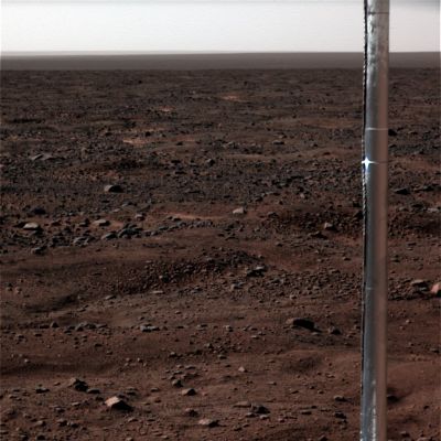 Vastitas' Panorama - Sol 78 (Superdefinition and natural colors; credits: Dr G. Barca)
Notate, sulla parte superiore dell'Antenna Mast, dei "segni" (graffi? Aggregazioni di materiale trasportato dal vento?) che, onestamente, non riusciamo a spiegarci e sui quali non abbiamo trovato cenno nelle captions NASA.
Potrebbe non essere nulla di importante - tipo "graffi" del metallo -, così come si potrebbe trattare di ghiaccio e/o di brina gelata oppure di qualche altro tipo di materiale che è stato trasportato dal vento (attenzione: se si trattasse di ghiaccio, però, questa immagine potrebbe costituire una importante evidenza del fatto che nell'atmosfera di Marte esistono e si verificano, se non altro in alcune ore del giorno, dei fenomeni di condensazione di umidità la quale, poi, ghiaccia allorchè la temperatura scende).

Voi che ne pensate? Metallo graffiato o altro?!?
Parole chiave: Mars Panorama - Vastitas Borealis