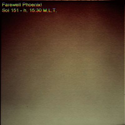 Last Frame from Phoenix: End of Transmissions... - Sol 151 (possible True Colors; credits: Lunexit)
November 10, 2008 -- NASA's Phoenix Mars Lander has ceased communications after operating for more than 5 months. As anticipated, seasonal decline in sunshine at the robot's Arctic Landing Site is not providing enough sunlight for the solar arrays to collect the power necessary to charge batteries that operate the lander's instruments. 
Mission engineers last received a signal from the lander on Nov. 2. Phoenix, in addition to shorter daylight, has encountered a dustier sky, more clouds and colder temperatures as the Northern Mars Summer approaches Autumn. The mission exceeded its planned operational life of 3 months to conduct and return science data. 
The Project Team will be listening carefully during the next few weeks to hear if Phoenix revives and phones home. However, engineers now believe that is unlikely because of the worsening weather conditions on Mars. 
While the Spacecraft's work has ended, the analysis of data from the instruments is in its earliest stages. 

Nell'immagine: il cielo cupo e sempre più scuro che sovrasta Phoenix, come ripreso intorno alle ore 15:30, M.L.T. e colorizzato da Lunexit in possibli Colori Veri (e nel rispetto della Regola Aurea che vuole il Cielo prossimo all'Orizzonte Marziano più chiaro e poi sempre più scuro a mano a mano che si alza lo sguardo).
Parole chiave: Martian Sky