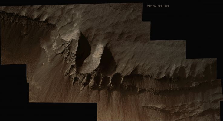 Light Layered Deposits in Valles Marineris Region (EDM - Superdef. + Natural Colors; credits: Dr M. Faccin & Lunexit)
L'estrazione del dettaglio in formato JP2 e Superdefinizione è del Dr Faccin; la colorizzazione Multispettrale e la calibrazione sono del Dr Fienga. A nostro parere, il risultato si commenta da solo...
Parole chiave: Mars from orbit -