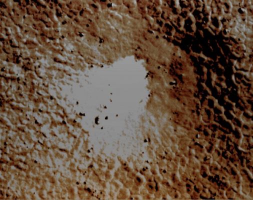 Lake "Ginny" (EDM n.3 - Natural - but enhanced - Colors; credits for the add. process. and color.: Drr Gianluigi Barca & Paolo C. Fienga)
Il "mistero" del Lake Ginny, dunque, si risolve (se non altro a nostro parere): si tratta, effettivamente, di un mucchio di ghiaccio residuale (molto probabilmente, se non certamente, trattasi di ghiaccio d'acqua) il quale è sopravvissuto alla sua cancellazione grazie al concorso congiunto di almeno tre fattori:

1) il suo spessore (stimabile, a nostro parere, almeno intorno ai 35/40 cm);
2) la sua posizione (infossata e protetta dal bordo Nord-Nord-Est del craterino che lo contiene);
3) la "clemenza" del regime dei Venti Dominanti (i quali, ovviamente, spirano maggiormente dal versante protetto).

Certo, in senso "ampio", si tratta comunque di un "laghetto ghiacciato", ma la nostra Onestà Intellettuale (che solo chi non ci conosce può mettere - stupidissimamente - in dubbio) ci impone di ricondurre e riporre anche questo, comunque bellissimo, rilievo superficiale al contesto geofisico che gli appartiene.
Parole chiave: Mars from orbit - Vastitas Borealis