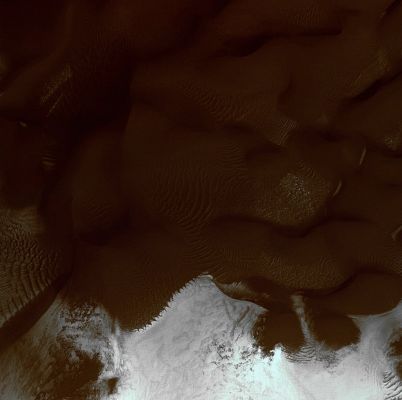 The "Frozen pseudo-Lake" of Vastitas Borealis (EDM - Natural Colors; credits: Dr Paolo C. Fienga - Lunexit Team)
La parte realmente "interessante" del frame è proprio nella texture della porzione più chiara e profonda del "Frost Patch", perchè è in quel punto della Surface Feature che, volendo, si riesce a vedere qualcosa di significativo e quindi si può anche provare a ragionare e ad osservare con estrema attenzione eppure...eppure la NASA ci mostra le dunette (fangose?) che lo delimitano ed ignora il resto. 

Beh, vorrà dire che l'Analisi sulla porzione più "bianca e profonda" del Frost Patch la faremo noi, con calma.
E che i Signori di Pasadena ci scusino tanto per aver osato dubitare della correttezza del loro (pseudo) "Metodo Scientifico"!
Parole chiave: Mars from orbit - Vastitas Borealis Region