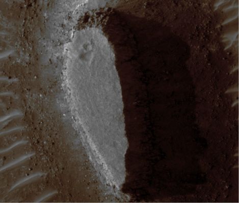 The "Door"... (edm n. 1 - Natural Colors; credits: Dr G. Barca & Lunar Explorer Italia)
nessun commento
Parole chiave: Mars from orbit - Anomalous Surface Feature - The "Door"