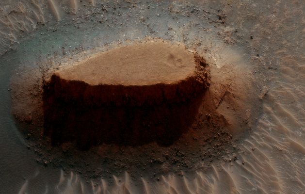 The "Door"... (edm n. 3 - possible True Colors; credits: Dr M. Faccin)
Solo un commento: questa elaborazione è "Arte"! ...E se la NASA (o chi per essa) vuole copiare, che si accomodi!
Parole chiave: Mars from orbit - Anomalous Surface Feature - The "Door"