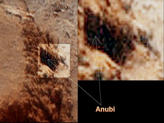 Anubi
Una supermagnificazione, realizzata dal Grande Dr Faccin, che vogliamo dedicare al nostro vecchio Amico e Partner, Lorenzo Leone.
All'ingresso della "galleria" che - probabilmente - conduce nelle viscere della collina erosa e stratificata che tanto ha attratto la nostra attenzione (e che, vista dall'alto, effettivamente ci può ricordare "L'Occhio di Ra"), c'è qualcosa. Qualcosa di indefinibile, certo (forse dei macigni, forse un'escrescenza rocciosa o chissà che cosa), ma che nella supermagnificazione che Vi proponiamo, può curiosamente assomigliare al volto di Anubi, il Signore delle Tombe.

Fantasia? Certo! 
Ma una Fantasia innocua ed immaginifica, ispirata alle bellissime riflessioni che Lorenzo - di quando in quando - riporta sulle nostre pagine e dedicata a lui, in particolare, ma anche e a tutti quelli che non si limitano a "guardare", ma che cercano, a volte anche disperatamente, di "riuscire a vedere e capire"!
Parole chiave: Mars from orbit - Controversial Feature - "Anubi"