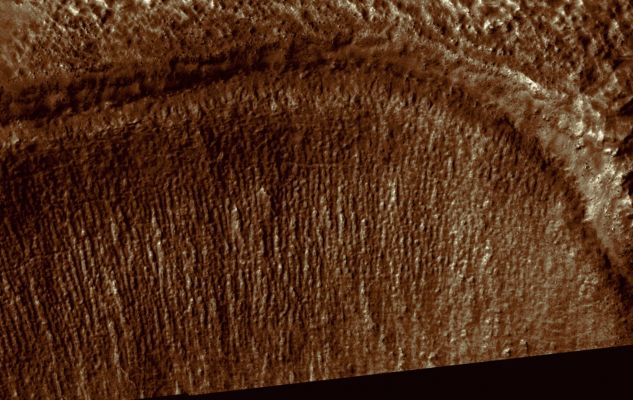 Juncture of Two Branches of Dao Vallis (edm - possible True Colors; credits: Lunar Explorer Italia)
HiRISE images, such as this one (here, approximately 680 mt across), show that the mantled unit is textured and full of boulders, which contrasts with the smooth appearance of this material in MOC images.
Parole chiave: Mars from orbit - Dao Vallis Region