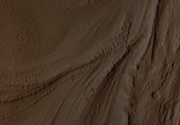 Glacier-like Flow on Arsia Mons (EDM - Natural Colors; credits for the additional process. and color.: Dr Paolo C. Fienga - Lunexit Team)
It is possible that the Flow Features that we can see in this image are "Relict Glaciers". The Flow Lobes and Surface Lineations are similar to those found on Glaciers on Earth. The merging of the Lobes seen in the bottom of the CTX Frame as well as in the EDM might imply that multiple walls are shedding material.

It is likely also that the Flanks of Arsia Mons contain ice-rich material - possibly deposited during a different Obliquity (Obliquity ----> Tilt of Mars' Spin Axis) or Climate Regime.
Parole chiave: Mars from orbit - Volcanoes - Arsia Mons