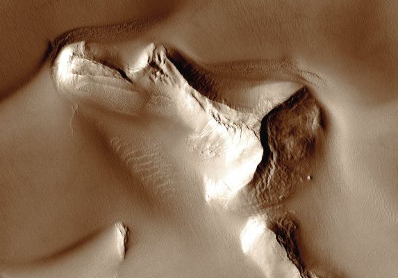 Gullies and Dunes in a Crater in Newton Basin (extra-detail mgnf)
This extra-detail mgnf (~1 Km across) shows several generations of dunes interacting with the protruding rock. 

Parole chiave: Mars from orbit - Gullies and dune-field