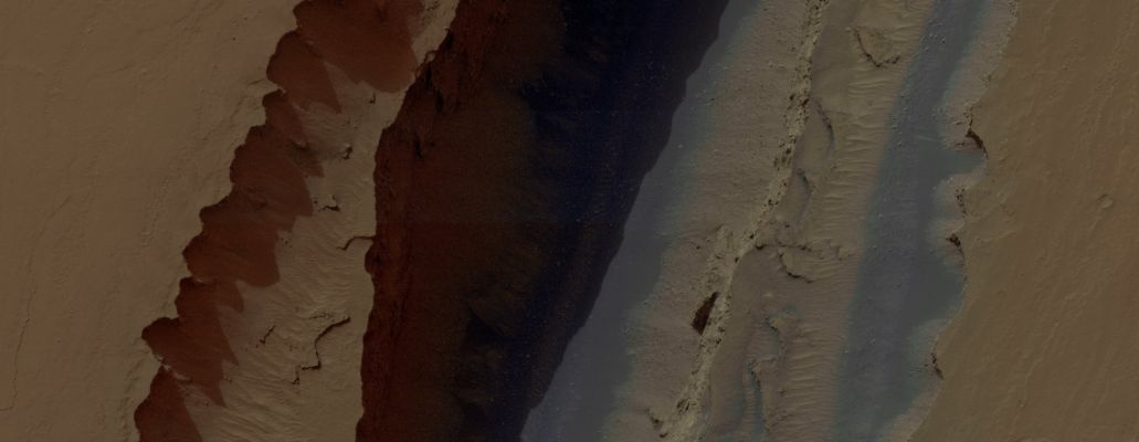 Trough in Cerberus Fossae (RAW Natural Colors; credits for the additional process. and color.: Dr Marco Faccin - Lunexit Team)
Acquisition date: June, 4th, 2007 
Mars Local Mars (M.L.T.): 15:05 (early afternoon)
Latitude (centered): 10,1° North
Longitude (East): 157,6° 
Range to target site: 280,4 Km (such as 175,3 miles) 
Original image scale range: 28,1 cm/pixel (with 1 x 1 binning) so objects ~84 cm across are resolved 
Map projected scale: 25 cm/pixel and North is up 
Map projection: EQUIRECTANGULAR 
Emission Angle: 9,2° 
Sun-Mars-Spacecraft (i.e.: Phase) Angle: 64,7° 
Solar Incidence Angle (S.I.A.): 57 °, with the Sun about 33° above the Local Horizon 
Solar Longitude: 251,1° (Northern Autumn)
Parole chiave: Mars from orbit - Trough - Cerberus Fossae Region