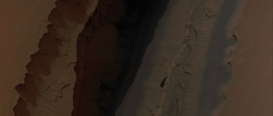 Trough in Cerberus Fossae (Absolute Natural Colors; credits for the additional process. and color.: Dr Marco Faccin - Lunexit Team)
Acquisition date: June, 4th, 2007 
Mars Local Mars (M.L.T.): 15:05 (early afternoon)
Latitude (centered): 10,1° North
Longitude (East): 157,6° 
Range to target site: 280,4 Km (such as 175,3 miles) 
Original image scale range: 28,1 cm/pixel (with 1 x 1 binning) so objects ~84 cm across are resolved 
Map projected scale: 25 cm/pixel and North is up 
Map projection: EQUIRECTANGULAR 
Emission Angle: 9,2° 
Sun-Mars-Spacecraft (i.e.: Phase) Angle: 64,7° 
Solar Incidence Angle (S.I.A.): 57 °, with the Sun about 33° above the Local Horizon 
Solar Longitude: 251,1° (Northern Autumn)
Parole chiave: Mars from orbit - Trough - Cerberus Fossae Region