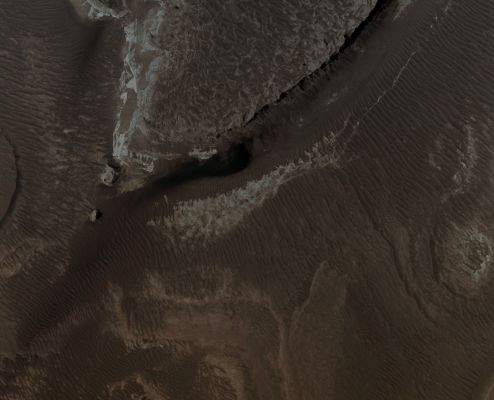 Very strange "Dark Spot" in Aureum Chaos (EDM - Absolute Natural Colors; credits for the additional process. and color.: Dr Paolo C. Fienga - Lunexit Team)
All'interno di questo canalone - uno dei tanti che si trovano nella Regione peri-Equatoriale conosciuta come Aureum Chaos (situata ad approx. 4° di Lat. Sud ed approx. 334° di Long. Est) -, assieme alle solite "ripples" (dunette), ho scorto una chiazza scura (che è emersa di un denso color nero, a seguito del processing Multispettrale da me abitualmente usato) la quale mi ha lasciato perplesso.

In attesa di esaminare il dettaglio in formato JP2, posso comunque dire che POTREBBE trattarsi di un'area infossata la quale si è, nel tempo, riempita di polveri sottilissime (tipo il nostro "particolato"). 
Polveri che, come sapete bene, se osservate a risoluzione modesta, appaiono come una (appunto) "chiazza scura" che ha, vagamente, le sembianze di un laghetto (o meglio: di una sorta di palude...).

Ritengo di poter ESCLUDERE l'eventualità per cui si tratti di una semplice ombra e mi piace considerare l'ipotesi (vista la curiosa - ma, a mio parere, davvero FORTISSIMA - somiglianza fra questa "chiazza nera" e le "chiazze nere" presenti sulla butterata Superficie della Luna Saturniana Iperione - Hyperion) per cui si possa trattare di un autentico affioramento di idrocarburi (surfacing hydrocarbons). Un "laghetto di petrolio" (o di sabbie intrise di petrolio), insomma...

Un'eventualità, quest'ultima, da me già ipotizzata (non solo per Iperione e Titano, ma anche per il Pianeta Rosso) da qualche anno e, al momento, non confermata nè smentita dalla NASA (sempre e solo per quanto attinente Marte).

Le Vostre opinioni saranno, come sempre, apprezzate.

Dr Paolo C. Fienga - Lunar Explorer Italia
Parole chiave: Mars from orbit - Aureum Chaos Region - Controversial