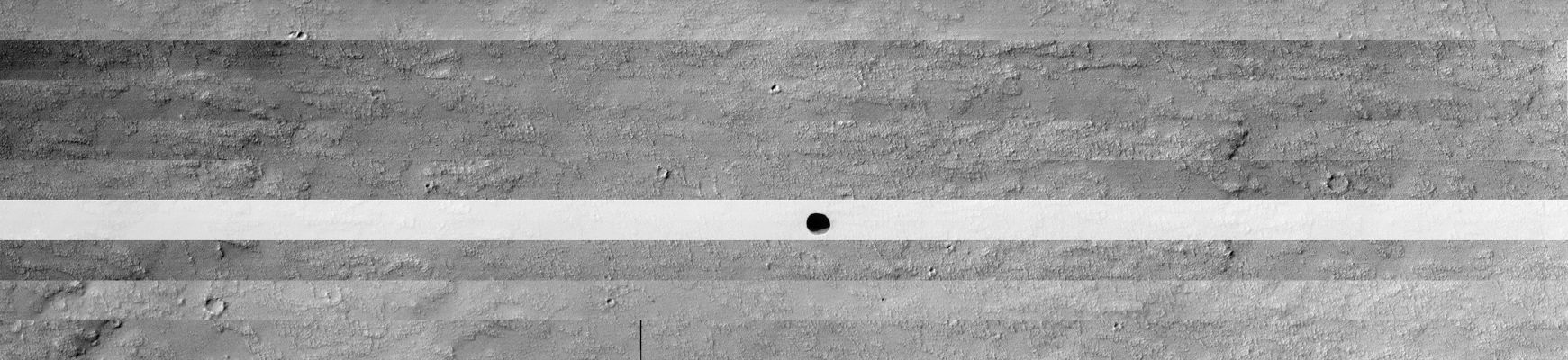 The "Martian Black Hole" (general context frame)
Ringraziamo il Dr Gianluigi Barca per il lavoro svolto e per la pazienza avuta. Di che si tratta? Si tratta della ricostruzione, strip-by-strip, della Regione situata nei pressi del Grande Vulcano Arsia Mons laddove, come vedete bene, si trova il nostro "Martian Black Hole".
Come è facile notare, la striscia che comprende la voragine è stata processata (o ripresa?) in maniera tale da risultare, rispetto alle altre stripes che vanno a comporre l'interezza della Regione, completamente piallata e palesemente sovraesposta.
Il motivo (l'unico che ci viene in mente) potrebbe essere trovato nel tentativo di contrastare meglio quello che si vedeva "dentro" la voragine. Tuttavia, considerati i mezzi dei quali la NASA dispone, ci sentiamo pure di dire che quanto fatto NON è esattamente un "gran bel lavoro".
E allora? 
E allora ribadiamo ed esplichiamo meglio quanto scritto in "Velvet Underground": o la NASA è in perfetta Buona Fede (però lavora - spesso - "in qualche modo"...), oppure la porzione di terreno che circonda la "voragine" è stata VOLUTAMENTE piallata, per motivi ignoti.

La Verità? Noi non la sappiamo, ma la nostra Coscienza e Professione ci spingono a proporre TUTTE le ipotesi che ci vengono in mente e che trovano una certa sostanza. Per il resto...dovete decidere Voi.
Parole chiave: Mars from orbit - Possible Cavern Entrance - Controversial
