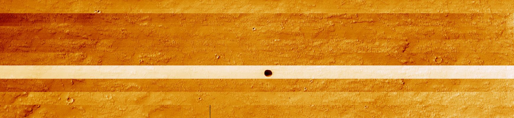 The "Martian Black Hole" (general context frame - False Colors; elab. Lunexit)
Con questa ricostruzione in colori "naturali" della Regione su cui si trova il nostro "Black Hole", forse riusciamo a rispondere (finalmente con chiarezza) a qualche Lettore il quale ci chiedeva come mai, a fronte di frames che inquadrano la stessa Regione Marziana, spesso le colorizzazioni che facciamo sono diverse. Ebbene la risposta è in questo frame-composite: la nostra colorizzazione RISENTE SEMPRE e COMUNQUE del tipo di filtro adottato dalla Sonda per effettuare la ripresa (nonchè delle effettive condizioni di illuminazione "locali")! Questo caso è eclatante e chiarificatore: diverse stripes, ottenute con diversi filtri, producono - anche a fronte dell'uso di un processo di colorizzazione omogeneo ed unitario - dei risultati MOLTO diversi (provate con JASC Paint Shop Pro, se volete - funziona egregiamente per le colorizzazioni, e verificate Voi stessi).
Parole chiave: Mars from orbit - Possible Cavern Entrance - Controversial