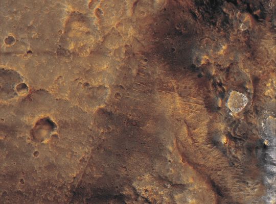 Home Plate from Orbit (EDM; Natural Colors - elab. Lunexit)
Il MER Spirit è indicato da una Freccia Rossa (Red Arrow), ad approx. ore 05:30 di Home Plate (la struttura più chiara, posta sul lato Dx del frame ed in posizione mediana).
Parole chiave: Mars from orbit - Gusev Crater - Home Plate Area