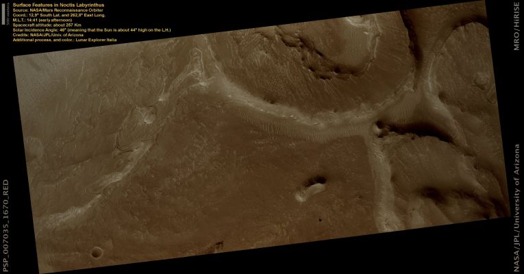 Light-Toned Layers in Noctis Labyrinthus (Natural Colors; credits: Lunar Explorer Italia)
nessun commento
Parole chiave: Mars from orbit - Noctis Labyrinthus