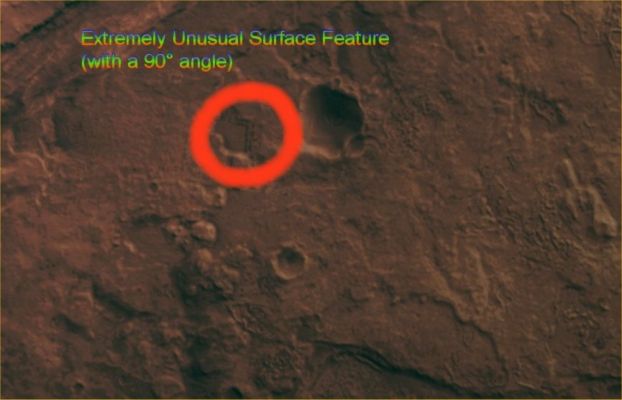 Talking about "90� angles"... (section of the context frame - credits: Lunexit)
Da una grande altezza (ivi: 263 Km circa), il rilievo cerchiato in rosso sembra - effettivamente - un qualcosa di poco naturale: diremmo che esso ci richiama alla mente la porzione diroccata di una struttura muraria. 
E l'angolo che si intuisce nella sezione in alto a Dx (di chi guarda) è effettivamente un angolo di 90° (circa...). 

Struttura "artificiale", quindi? Forse. 

O forse no. Andiamo a verificare (una cosa che gli Eso-Archeografi, a cominciare dal buon Prof. Hoagland, NON FANNO MAI!) le riprese a risoluzione più elevata...
Parole chiave: Mars from orbit - Controversial Surface Feature