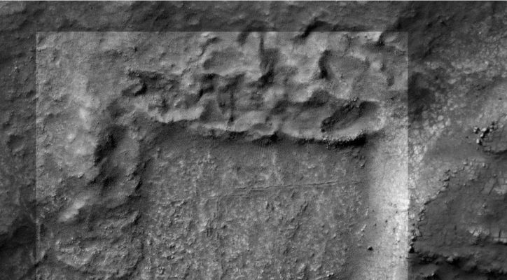 Talking about "90� angles"... (extra-detail mgnf n. 3 - credits: Dr M. Faccin)
...Morale: cercare, trovare, parlare, scrivere e speculare...Si, va bene. Anzi: va benissimo!

Ma OCCORRE anche VERIFICARE, laddove è possibile, se non altro per una questione di Integrità e di Onestà Intellettuale...

E che questa sequenza della "pseudo-costruzione diroccata" fornita di "pseudo-angolo retto" Vi possa essere di aiuto per meglio comprendere come mai la "Faccia di Marte", allorchè ripresa dal Viking Orbiter One, sembrava DAVVERO una "faccia" (già, ma il frame era stato ottenuto da un'altitudine di oltre 1000 Km...), mentre poi, quando ci siamo "avvicinati", con le riprese Mars Global Surveyor e Mars Reconnaissance Orbiter (e le trovate tutte sulle nostre pagine), quello che abbiamo alfine visto non aveva niente a che spartire con una struttura "artificiale", anzi...

Una dritta (già detta e data "n" volte, ma...repetita iuvant!): maggiori sono le altezze dalle quali una ripresa viene effettuata e minore è la risoluzione - o la "chiarezza", se Vi piace di più - della medesima. 
In compenso, i rischi di svista (causa illusioni ottiche, chiaro-scuri, entusiasmi eccessivi etc.), con la crescita dell'altezza dalla quale si riprende, aumentano in maniera esponenziale...

Pensateci sopra, la prossima volta che qualche Amico Eso-Archeografo Vi mostrerà, in un suo bel libro dalle pagine satinate, "angoli", "piazze", "miniere", "agglomerati urbani", "scritte" e chissà cosa...
Parole chiave: Mars from orbit - Controversial Surface Feature