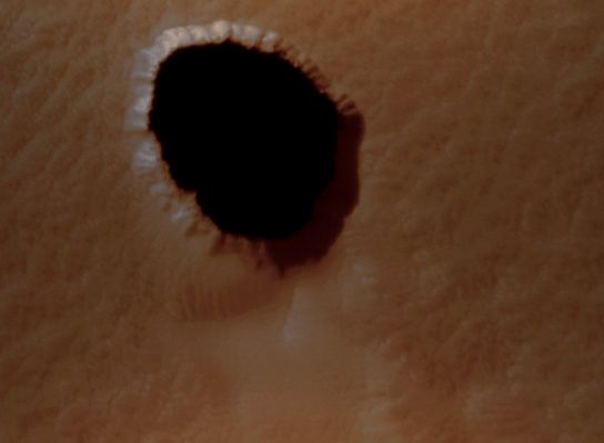 Martian Caves (edm n. 2 - possible natural colors; credits: Lunexit)
The ability to detect and explore Martian caves is of intense interest to many disciplines in Planetary Science. Caves, in fact, may expose entire sets of stratigraphic layers, providing windows into Mars’ Geologic and Atmospheric histories.

Parole chiave: Mars from orbit - Collapse Pit - Peri-equatorial Region