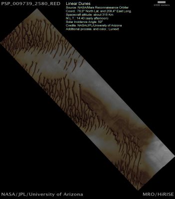 Linear Dunes in the North Polar Region (possible natural colors; credits: Lunexit)
This observation shows linear dunes in the north polar region of Mars. Linear or longitudinal sand dunes are elongated, sharp crested ridges that are typically separated by a sand–free surrounding surface.

These features form from bi-directional winds and extend parallel to the net wind direction. In this case, the net wind direction appears to be from the west-southwest. Linear sand dunes are found in many different locations on Earth and commonly occur in long parallel chains with regular spacing.

Superimposed on the surface of the linear dunes are smaller secondary dunes or ripples. This is commonly observed on terrestrial dunes of this size as well. Polygons formed by networks of cracks cover the substrate between the linear dunes and may indicate that ice-rich permafrost (permanently frozen ground) is present or has been present geologically recently in this location.
Parole chiave: Mars from orbit - Dunes - North Polar Regions