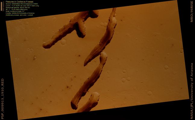 Fissures in Cerberus Fossae (natural colors; credits: Lunexit)
This image shows an example of “en echelon” fractures in the Cerberus Fossae Region. 

These fractures formed tectonically, meaning by the movement of Mars’ crust. 
En "echelon" means that the fractures are laterally displaced from each other in a way consistent with the lateral displacement of other fractures in the same area.
Parole chiave: Mars from orbit - Fissures and Fractures - Cerberus Fossae Region