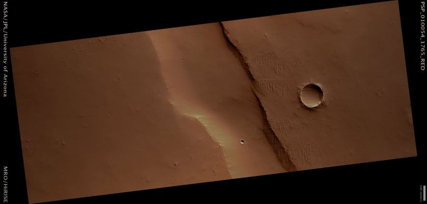 Plain North-West of Tithonium Chasma (possible True Colors; credits: Lunar Explorer Italia)
Mars Local Time: 15:34 (middle afternoon)
Coord. (centered): 3,6° South Lat. and 268,4° East Long.
Spacecraft altitude: 260,2 Km (such as about 162,6 miles) 
Original image scale range: 52,1 cm/pixel (with 1 x 1 binning) so objects ~1,56 mt across are resolved 
Map projected scale: 50 cm/pixel
Map projection: EQUIRECTANGULAR 
Emission Angle: 0,3° 
Phase Angle: 57,8°
Solar Incidence Angle: 58° (meaning that the Sun is about 32° above the Local Horizon)
Solar Longitude: 128,7° (Northern Summer)
Credits: NASA/JPL/University of Arizona
Additional process. and coloring: Lunar Explorer Italia
Parole chiave: Mars from orbit - Plains