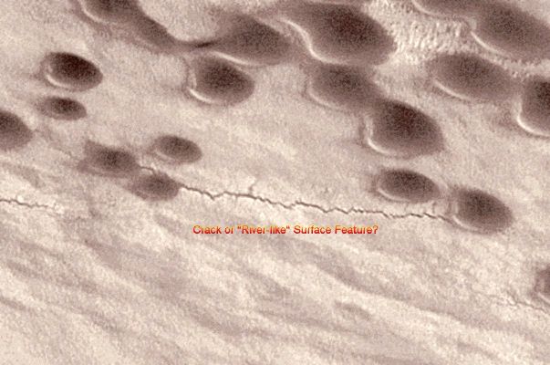 Dunes and other Surface Features in Chasma Boreale (edm n. 3 - false colors; credits: Lunexit)
Allora? Lo vedete il "possible North Polar drainage channel"? Notate come sia diverso dai soliti "cracks" e "fissures" del suolo? Osservatene bene i bordi e quindi provate a fare un confronto fra questo frame e qualche drainage channel Terrestre o di Titano: le somiglianze ci sono, e sono evidenti.

Verificare per credere!
Parole chiave: Mars from orbit - North Polar Regions - Chasma Boreale - Controversial Feature