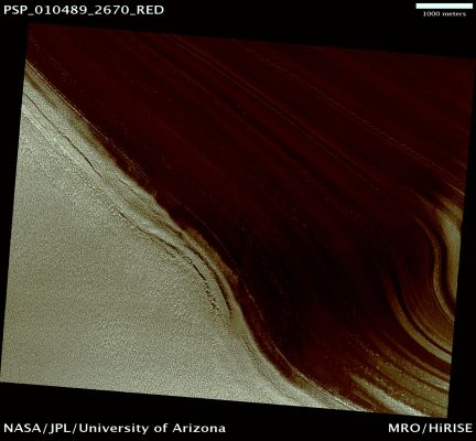 Trough on the North Polar Layered Deposits (Natural Colors; credits: Lunar Explorer Italia)
Mars Local Time: 11:00 (late morning)
Coord. (centered): 87,0° North Lat. and 195,5° East Long.
Spacecraft altitude: 316,1 Km (such as about 197,6 miles) 
Original image scale range: 31,6 cm/pixel (with 1 x 1 binning) so objects ~ 95 cm across are resolved 
Map projected scale: 25 cm/pixel
Map projection: EQUIRECTANGULAR 
Emission Angle: 0,7° 
Phase Angle: 73,7°
Solar Incidence Angle: 73° (meaning that the Sun is about 17° above the Local Horizon)
Solar Longitude: 145,4° (Northern Summer)
Credits: NASA/JPL/University of Arizona
Additional process. and coloring: Lunar Explorer Italia
Parole chiave: Mars from orbit - North Polar Features - NPLD and Trough