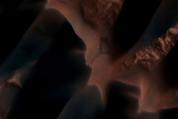 Sand Slide (EDM - Absolute Natural Colors; credits for the additonal process. and color.: Dr Paolo C. Fienga - Lunar Explorer Italia)
Sand Dunes are found in numerous Regions of Mars. These Dunes are in the North Polar Region: high latitude dunes are covered seasonally with Carbon Dioxide - CO2 - Frost (such as dry ice frost). 

This edm shows a place where material has slipped from the crest of the dune and slid down to form a deposit at the bottom. 
The material may have been loosened by the activity associated with sublimation (evaporation from a solid to a gas) of seasonal frost.

Coord. (centered): 81,6° North Lat. and 135,1° East Long.
Spacecraft altitude: 321,6 Km (such as about 201,0 miles) 
Original image scale range: 64,3 cm/pixel (with 1 x 1 binning) so objects ~1,93 mt across are resolved 
Map projected scale: 50 cm/pixel
Map projection: EQUIRECTANGULAR 
Emission Angle: 6,2° 
Phase Angle: 65,4°
Solar Incidence Angle: 71° (meaning that the Sun is about 19° above the Local Horizon)
Solar Longitude: 147,6° (Northern Summer)
Credits: NASA/JPL/University of Arizona
Additional process. and coloring: Lunar Explorer Italia 
Parole chiave: Mars from orbit - North Polar Features - Dunes