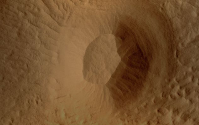 Craters and possible "Pingo" in Mamers Vallis (edm - Natural Colors; credits: Lunar Explorer Italia)
"At first this resembles a cinder cone volcano on Earth. However, when magnified, it reveals a feature [found in Arctic regions] on Earth called "Pingo". These are caused by ice protruding through the soil creating a positive-relief geologic feature. If you examine the smaller craters in the surrounding terrain you'll see a checkerboard pattern in each one. These closely resemble melted Pingos on Earth, again suggesting an area of Mars that was once rich with water." 

While the student's suggestion that the mound-like structure is a Pingo is reasonable, there is yet no scientific consensus for the origin of these interesting structures.

Nota Lunexit: con tutto il rispetto per le brillanti intuizioni dei ragazzini "sponsorizzati" dalla NASA, l'idea del "Pingo" non stà - davvero - nè in cielo, nè in Terra. Eppure, come leggete, anche a queste boutades (perchè provengono da fanciulli - probabilmente - "quotati" a tutti i livelli), viene dato spazio. Poi però, se chiedi ai Signori di Pasadena o della University of Arizona, ad esempio, cosa potrebbe essere la Silver Sphere (o altri rilievi anomali simili, a parer nostro - e NON SOLO nostro - MOLTO più intriganti dello "pseudo Pingo")...Ecco che cala il silenzio più totale.

Che tristezza...
Parole chiave: Mars from orbit - Mamers Vallis